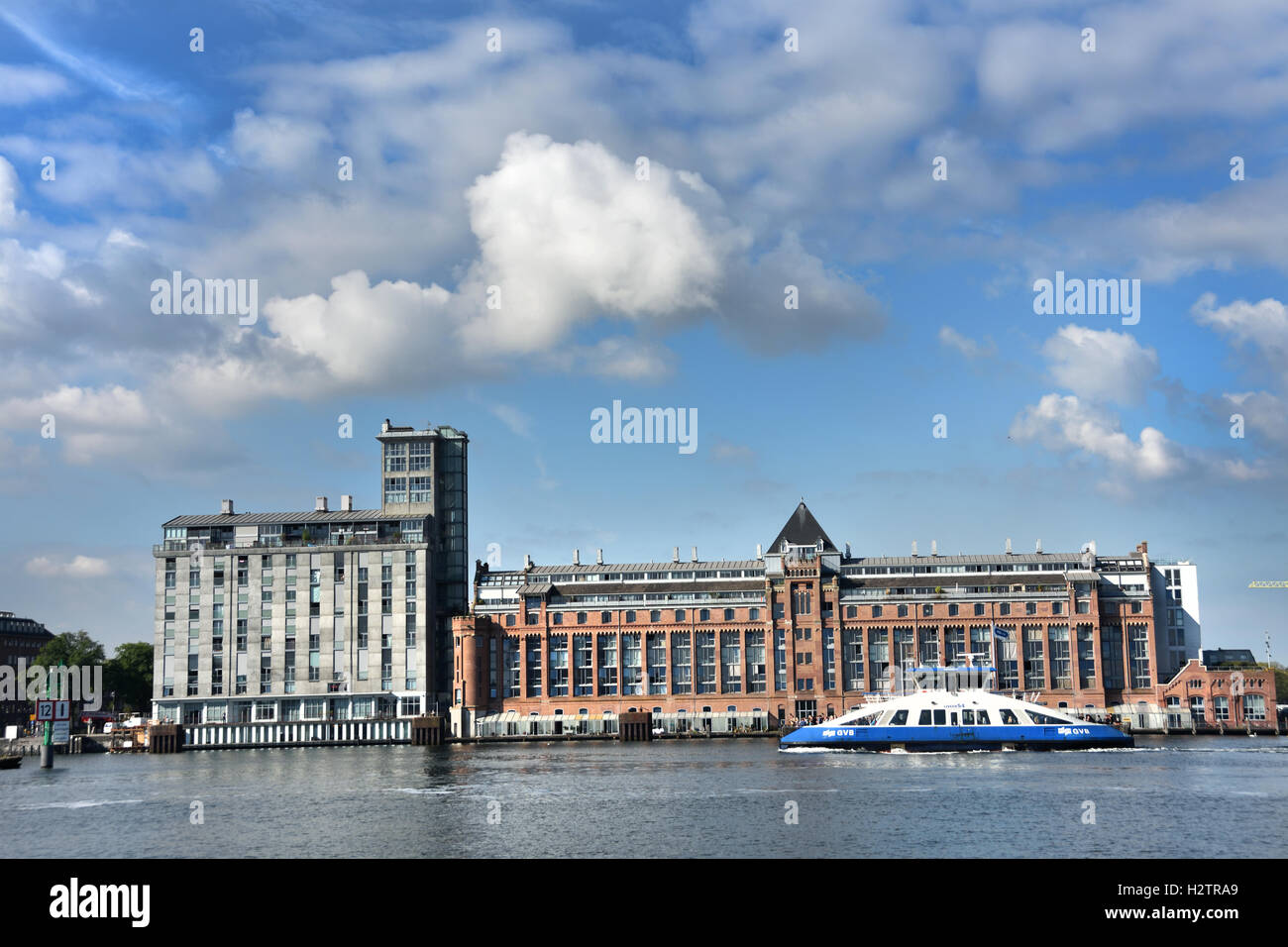 Amsterdam Paesi Bassi architettura moderna Appartamenti su Westerdoksdijkand tra Oude Houthaven e IJ Port Harbour canal Foto Stock