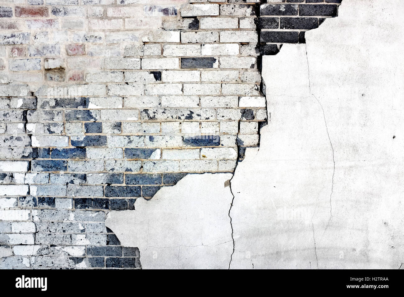 Dettaglio della parete Stucco gesso cade a pezzi vecchi mattoni di frantumazione Foto Stock