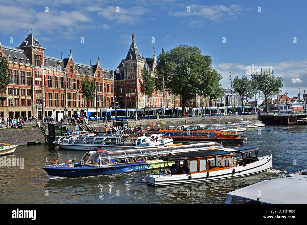 Amsterdam Centraal (centrale) stazione ferroviaria. Disegnata da Pierre Cuypers e l van Gendt 1889 Paesi Bassi (Oosterdokskade) Foto Stock