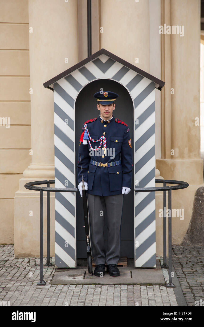 Soldato ceca permanente per l'attenzione in una garitta al Castello di Praga. Foto Stock