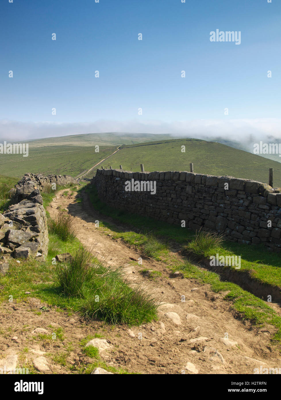 Ampia corsia su Castleshaw ormeggiare di Saddleworth. Foto Stock