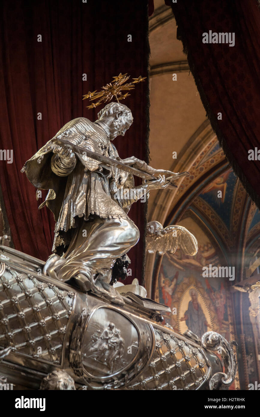 Tomba all'interno della Cattedrale di San Vito nel Castello di Praga motivi. Foto Stock