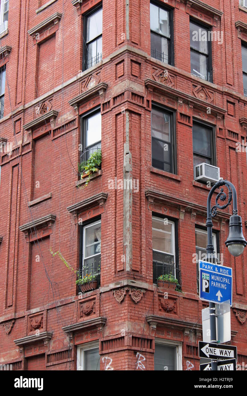Vintage rosso mattone edificio di appartamenti a New York City Foto Stock