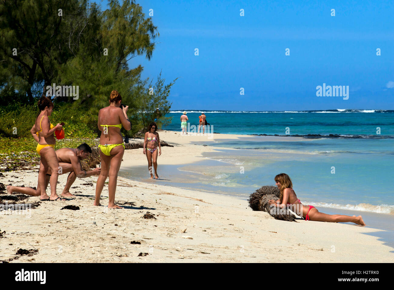 I turisti presso la spiaggia di Ile aux Cerfs, Flacq distretto, Repubblica di Mauritius. Foto Stock