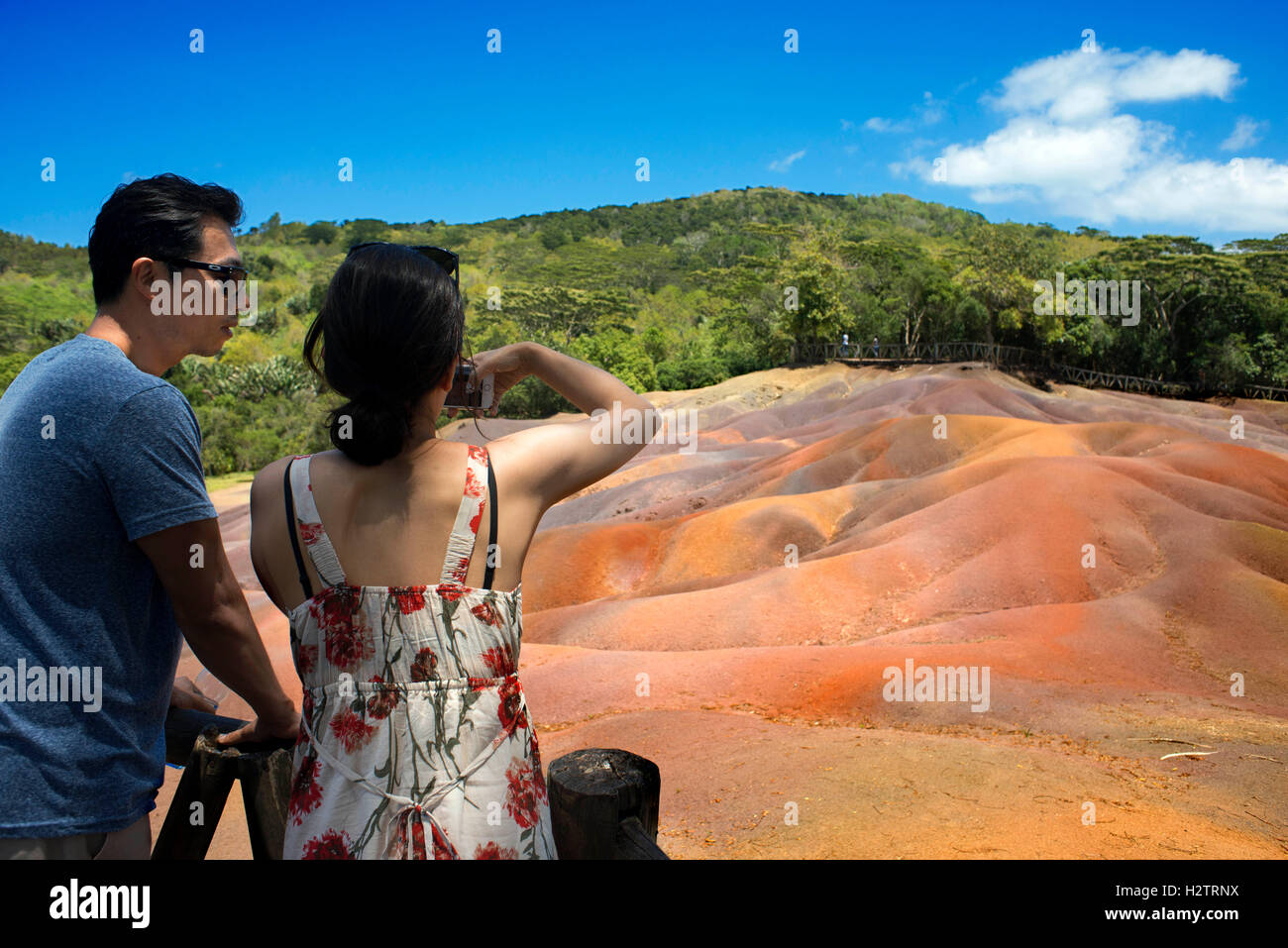 I turisti, terra colorata di Chamarel (a causa di basalto decomposto burroni), Sud Maurizio, Africa Foto Stock