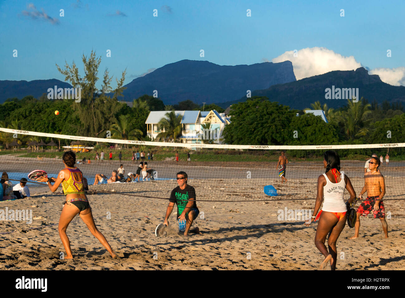 Giocare a pallavolo in spiaggia di Tamarin, Mauritius. Foto Stock