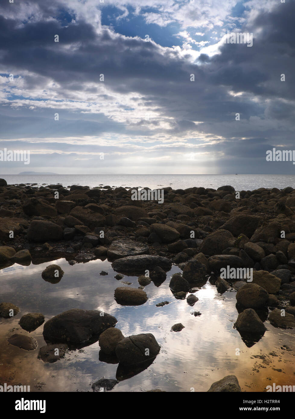 La mattina presto la luce del sole su barche da pesca sul Firth of Clyde da Rubha Salach vicino a Brodick, Isle of Arran, Scozia Foto Stock