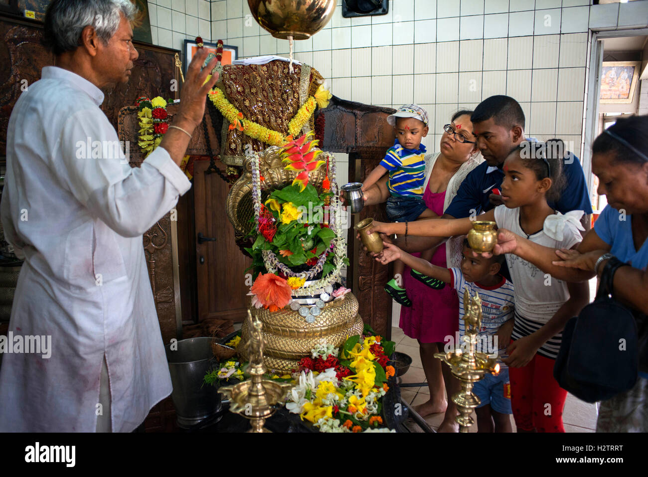 Ganga Talao lago sacro tempio, famiglia di eseguire lakeside puja, Grand Bassin, Mauritius. Foto Stock