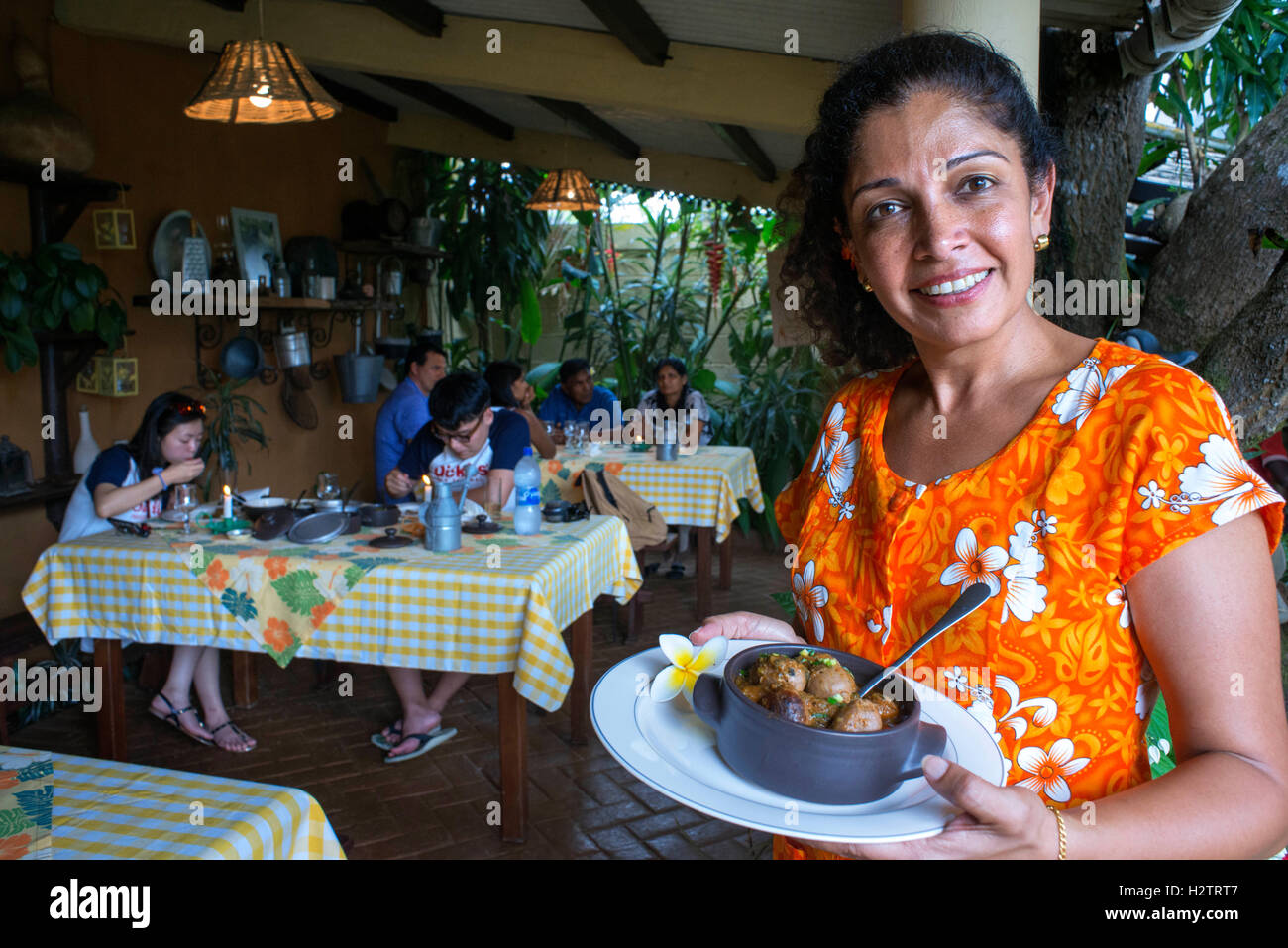 Creolo mauriziano cibi preparati e serviti presso l'Escale Creole ristorante a Moka vicino a Port Louis in Mauritius. Chef Majo e M Foto Stock