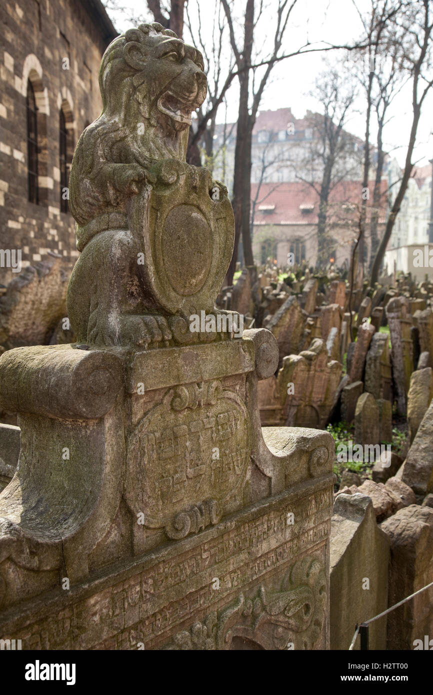 Pietra tombale nel vecchio cimitero ebraico di Praga Foto Stock