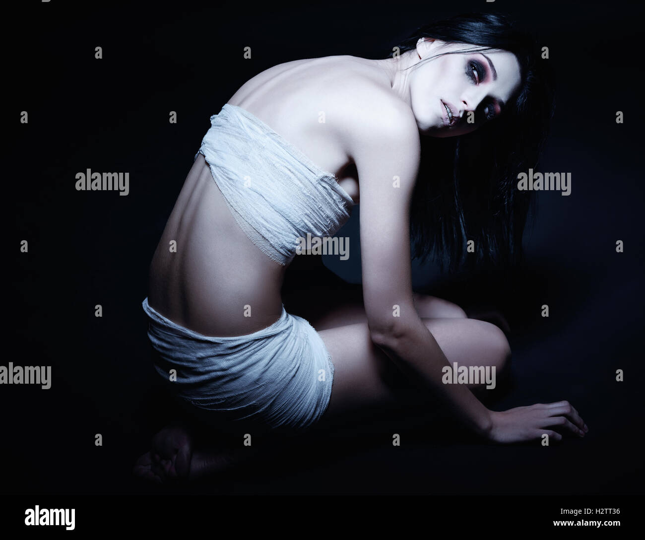 Vampire bambina guarda alla luce Foto Stock
