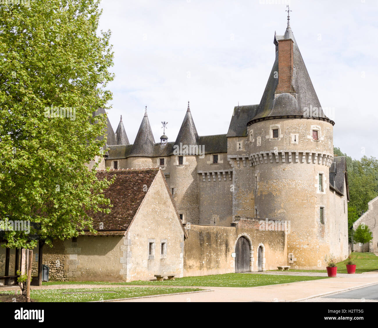 Ingresso al Chateau de Fougeres-sur-Bievre. Una torre fortificata affianca l'ingresso murato a questa casa fortificata nel Loir Foto Stock