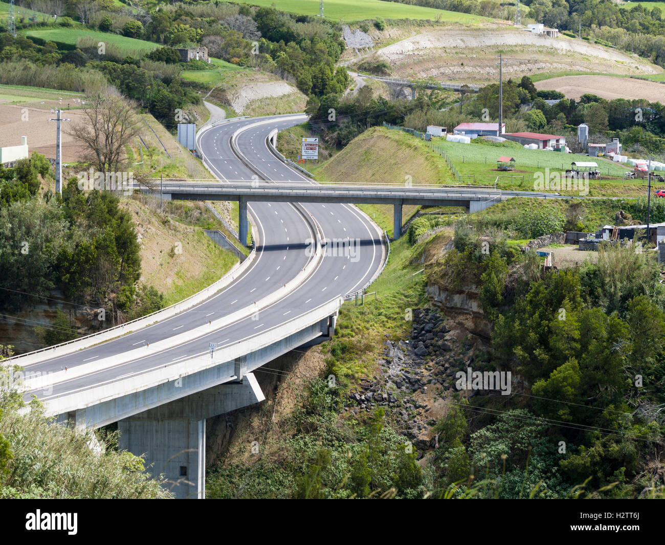 Sao Miguel's EN1 autostrada vuota. Una superstrada per una piccola isola, la nuova strada a doppia carreggiata accompagna i turisti e i locali. Foto Stock