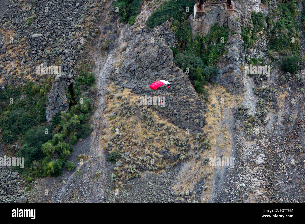 Base Jumping sul fiume Snake off del ponte Perine in Twin Falls, Idaho Foto Stock