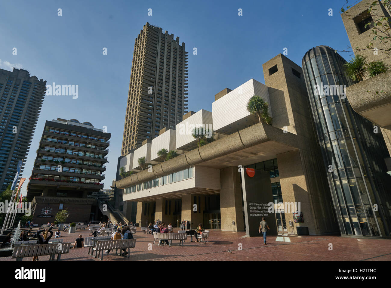 Il Barbican Centre di Londra. Architettura moderna. Brutalist. Edifici in cemento. Foto Stock