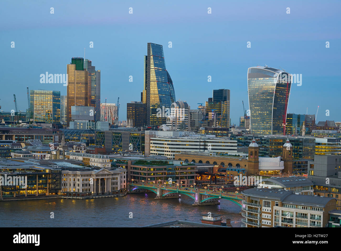 City of London Skyline. Il quartiere finanziario. Londra di notte. Edifici alti grattacieli. Foto Stock