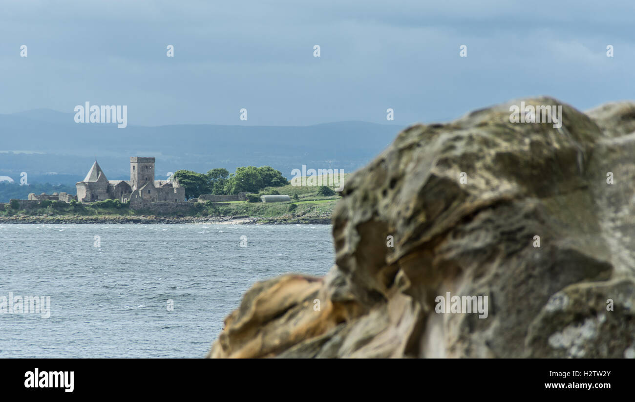 Una vista di Inchcolm isola dalla riva di Aberdour in Fife, Scozia Foto Stock