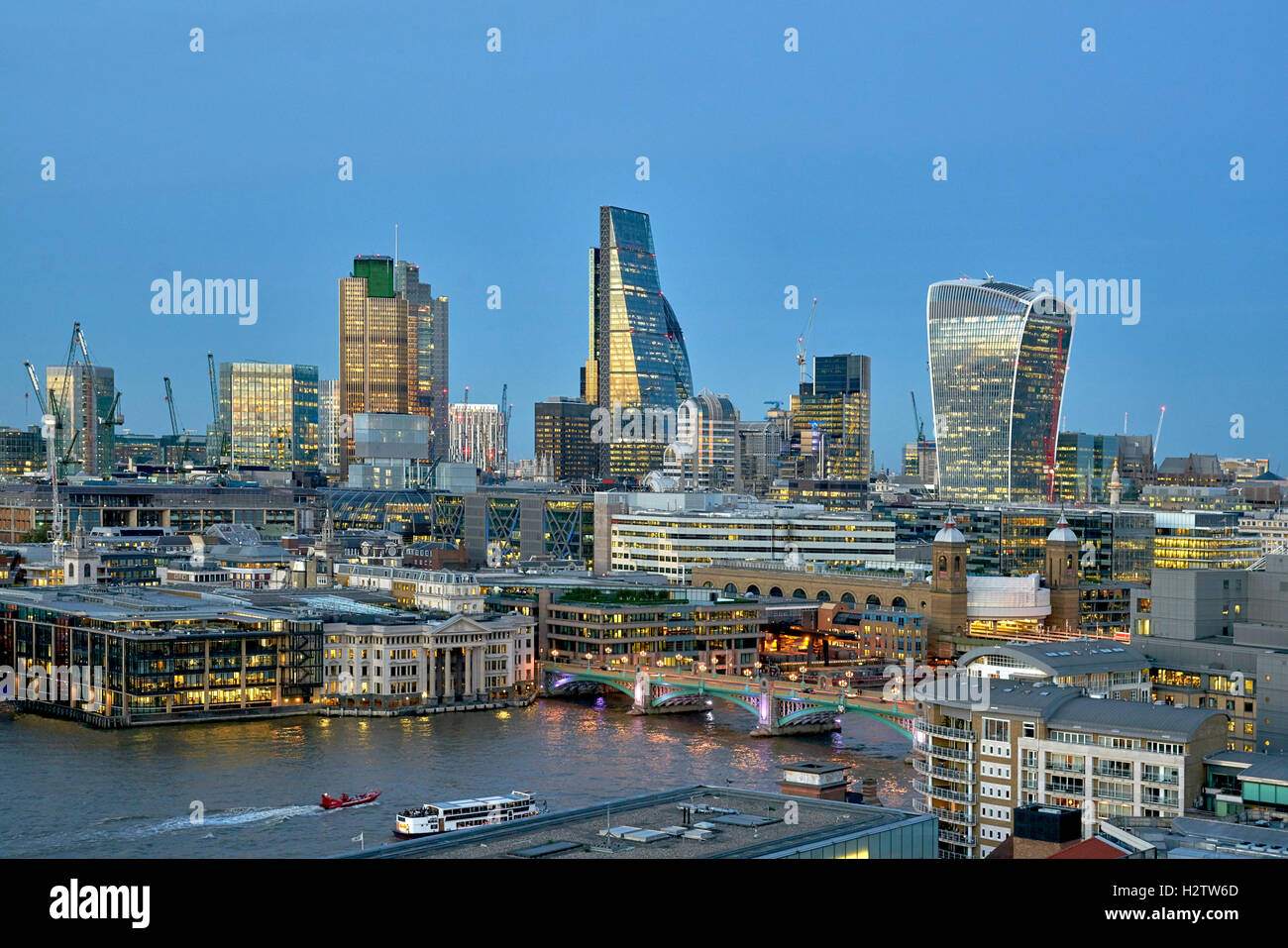 City of London Skyline. Il quartiere finanziario. Londra di notte. Edifici alti grattacieli. Foto Stock