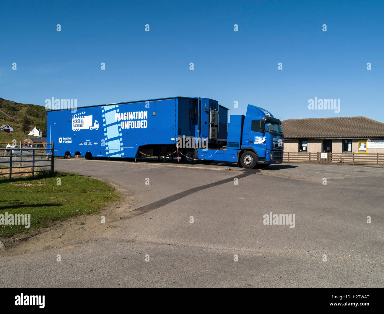 'Screen' macchina cinema mobile visitando la remota isola di Colonsay nelle Ebridi Interne, Scotland, Regno Unito. Foto Stock