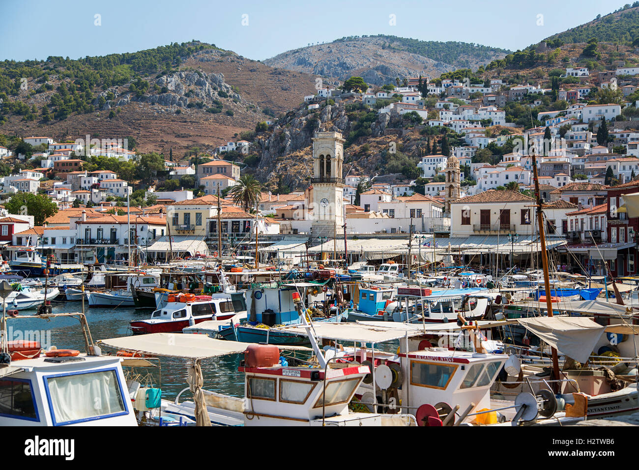 HYDRA, Grecia - 29 agosto 2016: Barche a città su Hydra Hydra Island in Grecia. Hydra è una delle isole del golfo Saronico della Grecia. Foto Stock