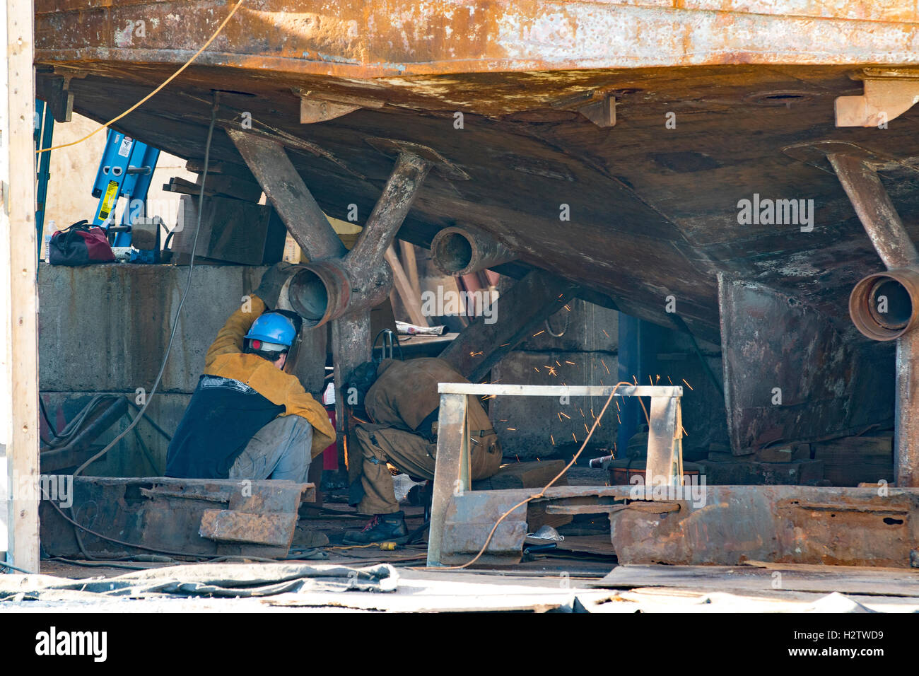 Barca d'acciaio, la riparazione navale in bacino di carenaggio da shipwright in Port Townsend boat yard. Foto Stock