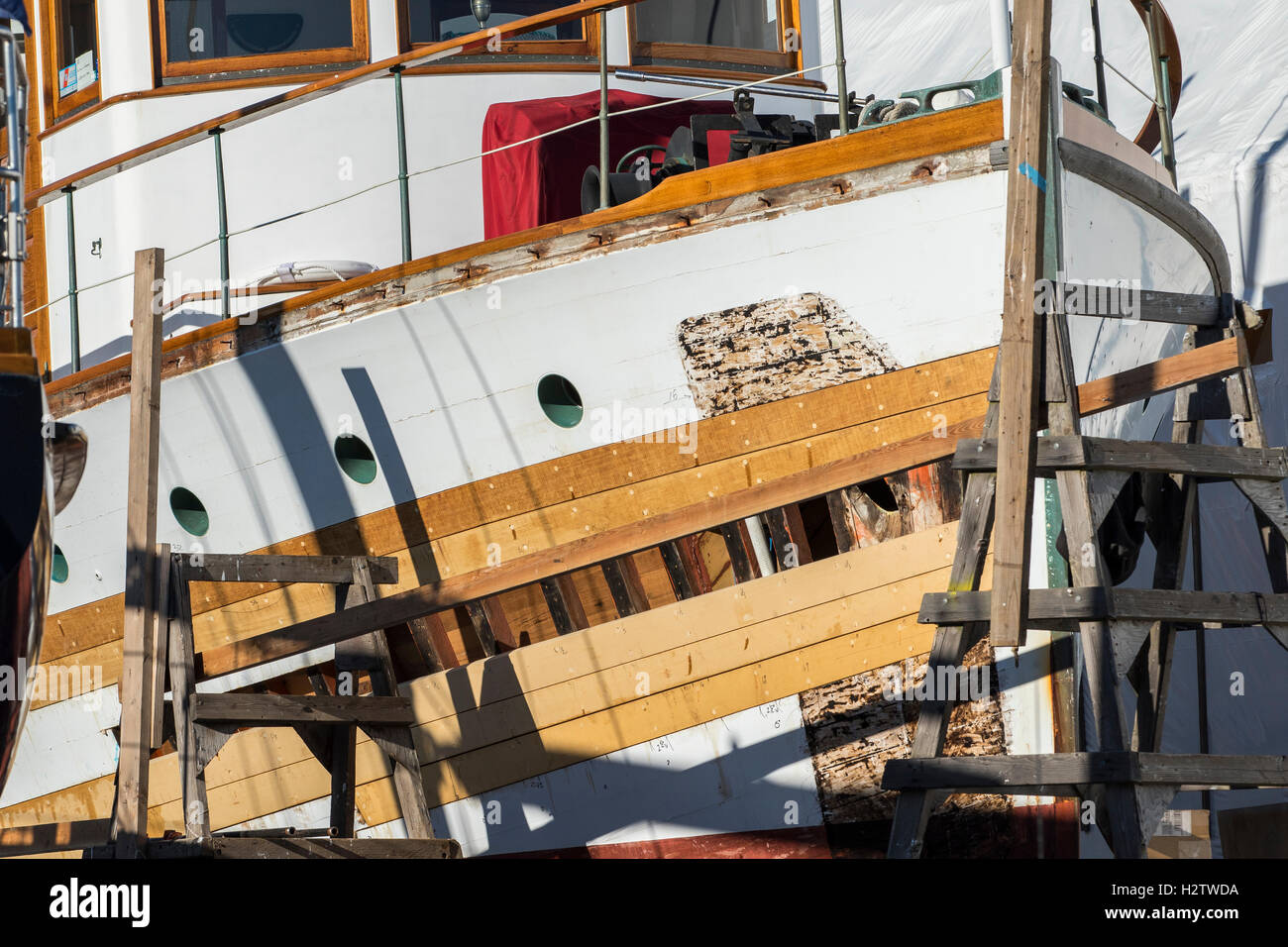 Interventi su barche in legno in bacino di carenaggio da shipwright in Port Townsend boat yard. Foto Stock