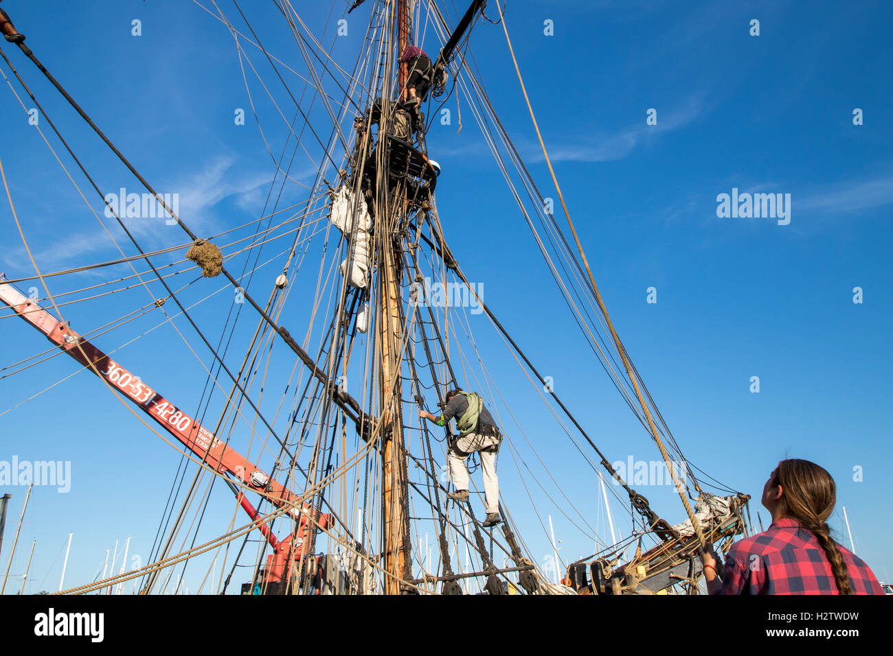 Barca a vela Port Townsend montante e allestimento della barca di legno di Lady Washington. Foto Stock