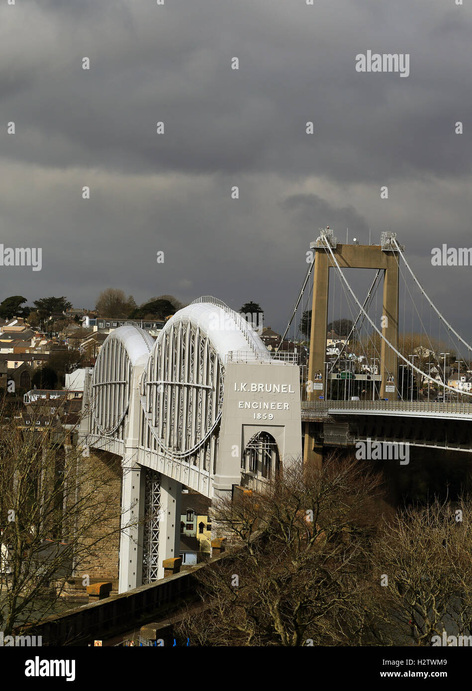 L'iconico Brunel ponte ferroviario (1859) accanto alla strada Tamar bridge (1961), collegamento a Devon Cornovaglia, Inghilterra, Regno Unito. Foto Stock