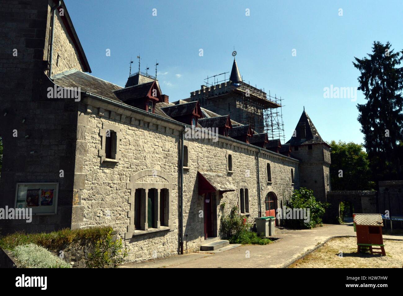 Vecchia fattoria con una facciata in paglia di colore bianco e con i fiori e piante. Foto Stock