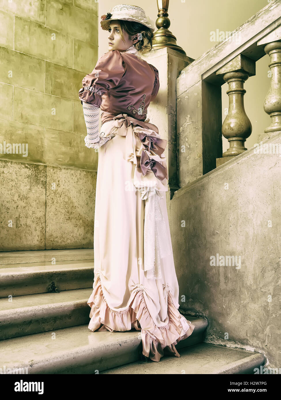 19. secolo lady in posa sulle scale Foto Stock