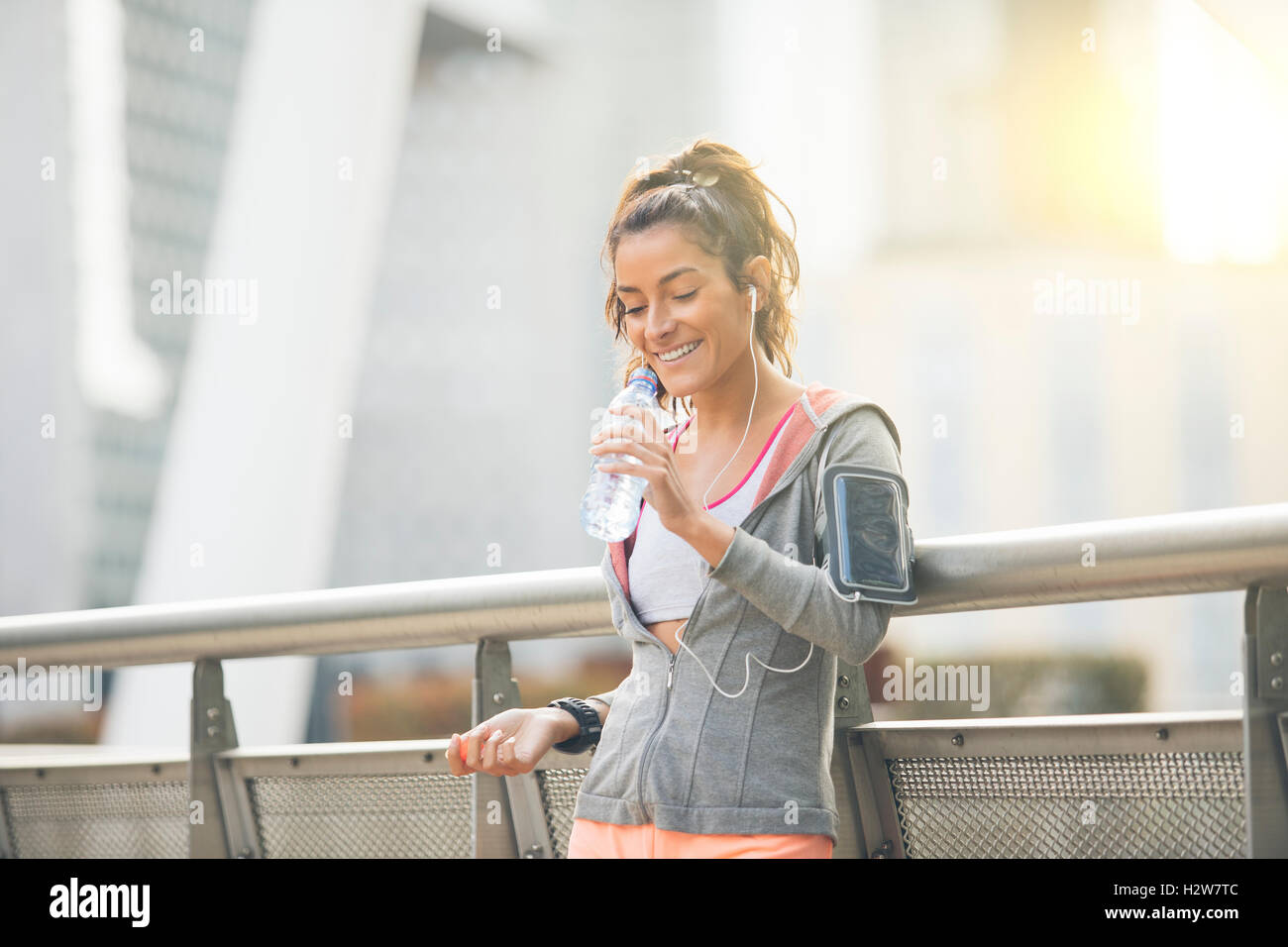 Donna runner è avente una pausa e acqua potabile Foto Stock