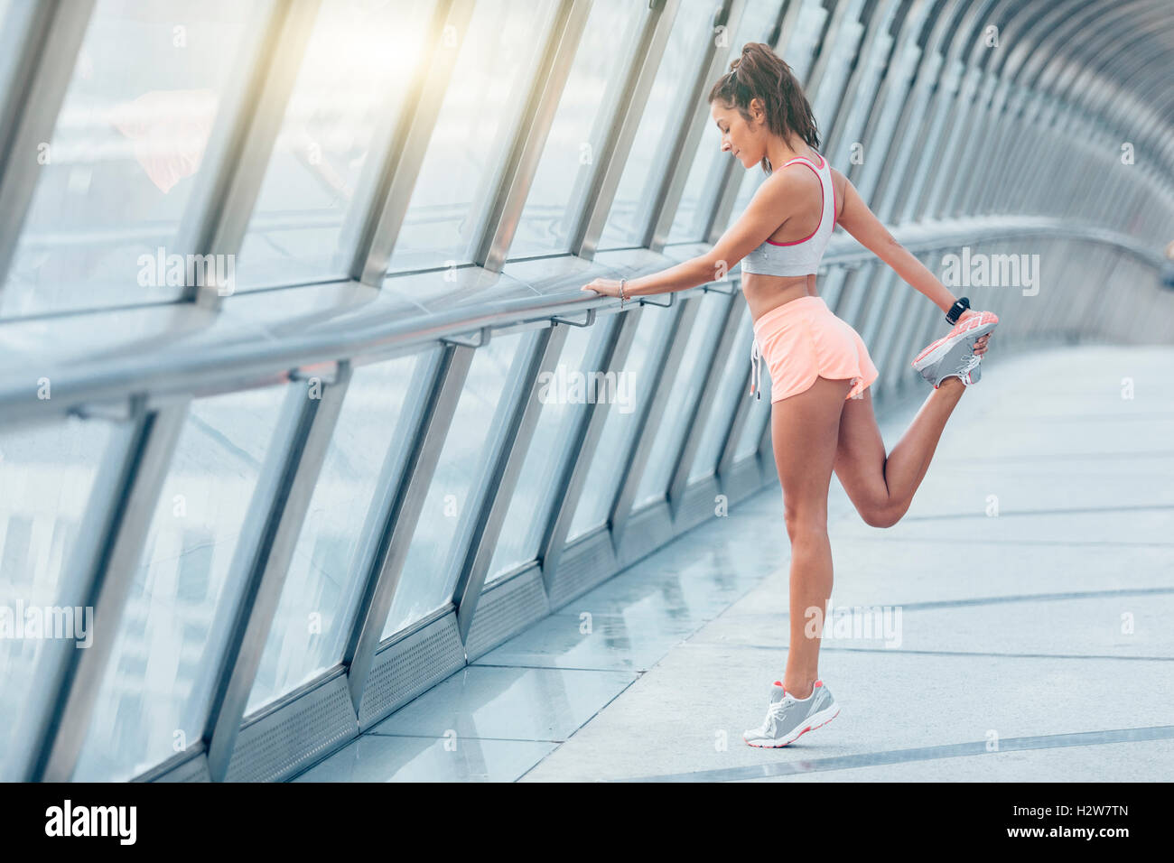 Giovane donna fitness runner gambe stretching prima di eseguire Foto Stock