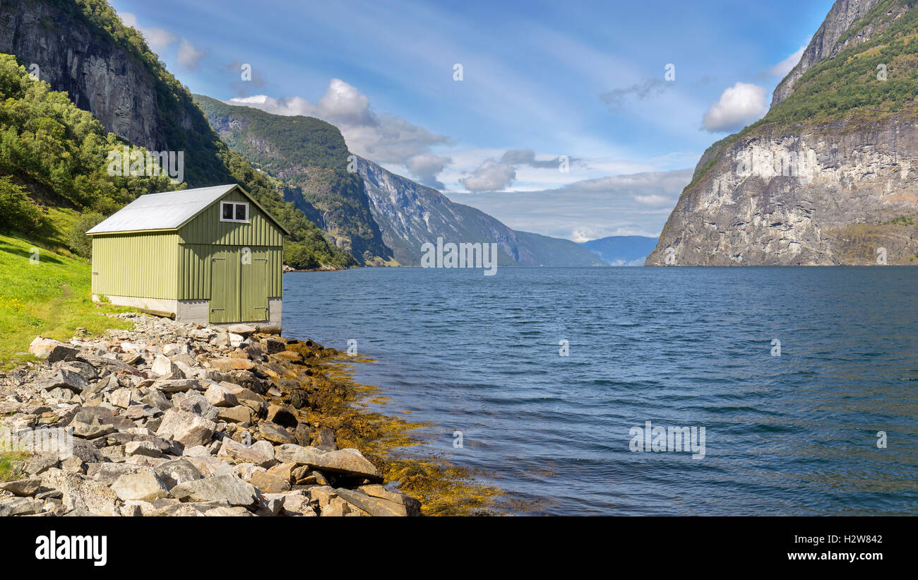 Piccola capanna in Undredal con il fiordo in background, Norvegia Foto Stock