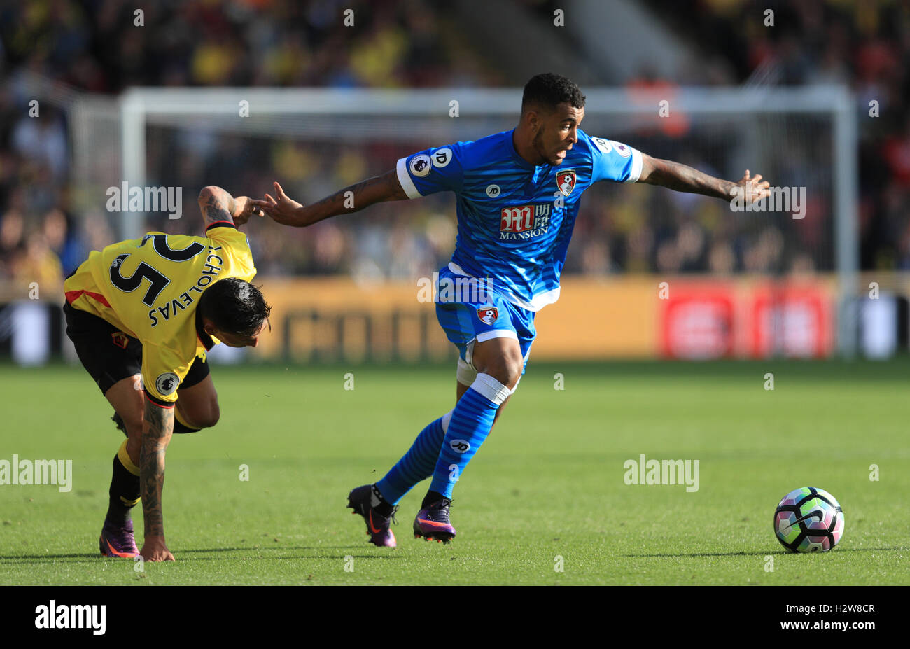 AFC Bournemouth's Joshua King (destra) fuoriesce da Watford's Jose Holebas durante il match di Premier League a Vicarage Road, Watford. Foto Stock