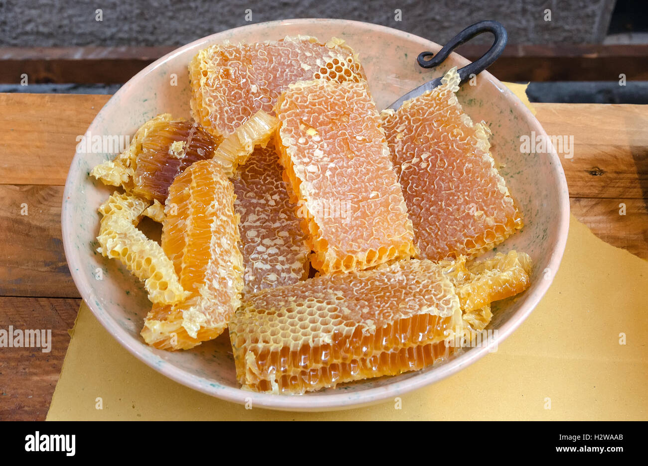 Favo di miele a piacere sopra la tavola del supermercato Foto stock - Alamy