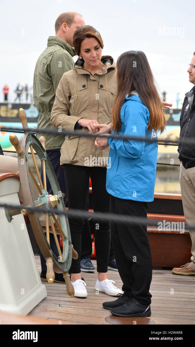 La Duchessa di Cambridge sulla Tall Ship, Pacific grazia, la prima barca a vela con i membri della vela e la vita di società di formazione, a Victoria Inner Harbour in Victoria durante il Royal Tour del Canada. Foto Stock