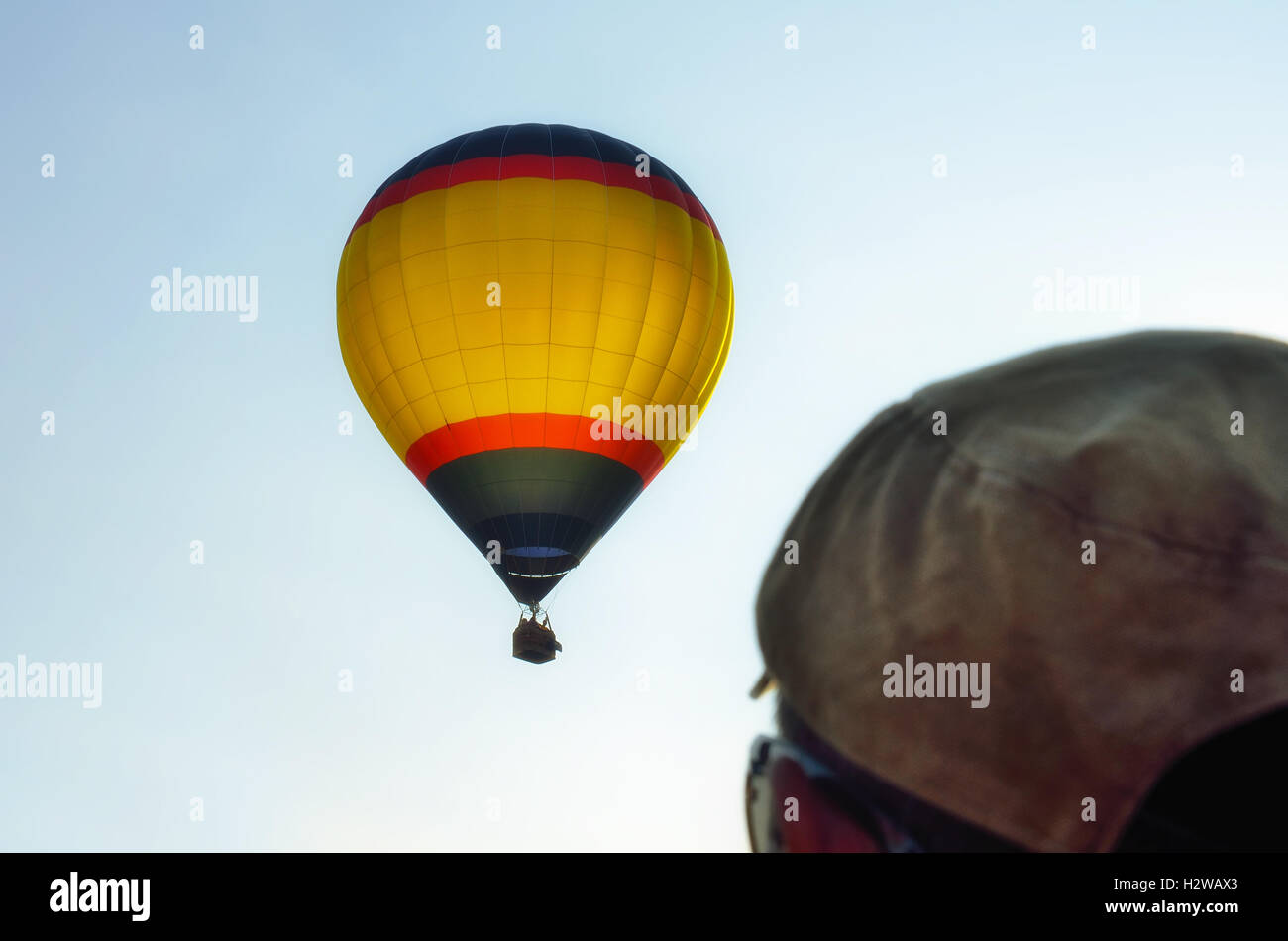 Mongolfiera in volo nel cielo in una bella giornata Foto Stock