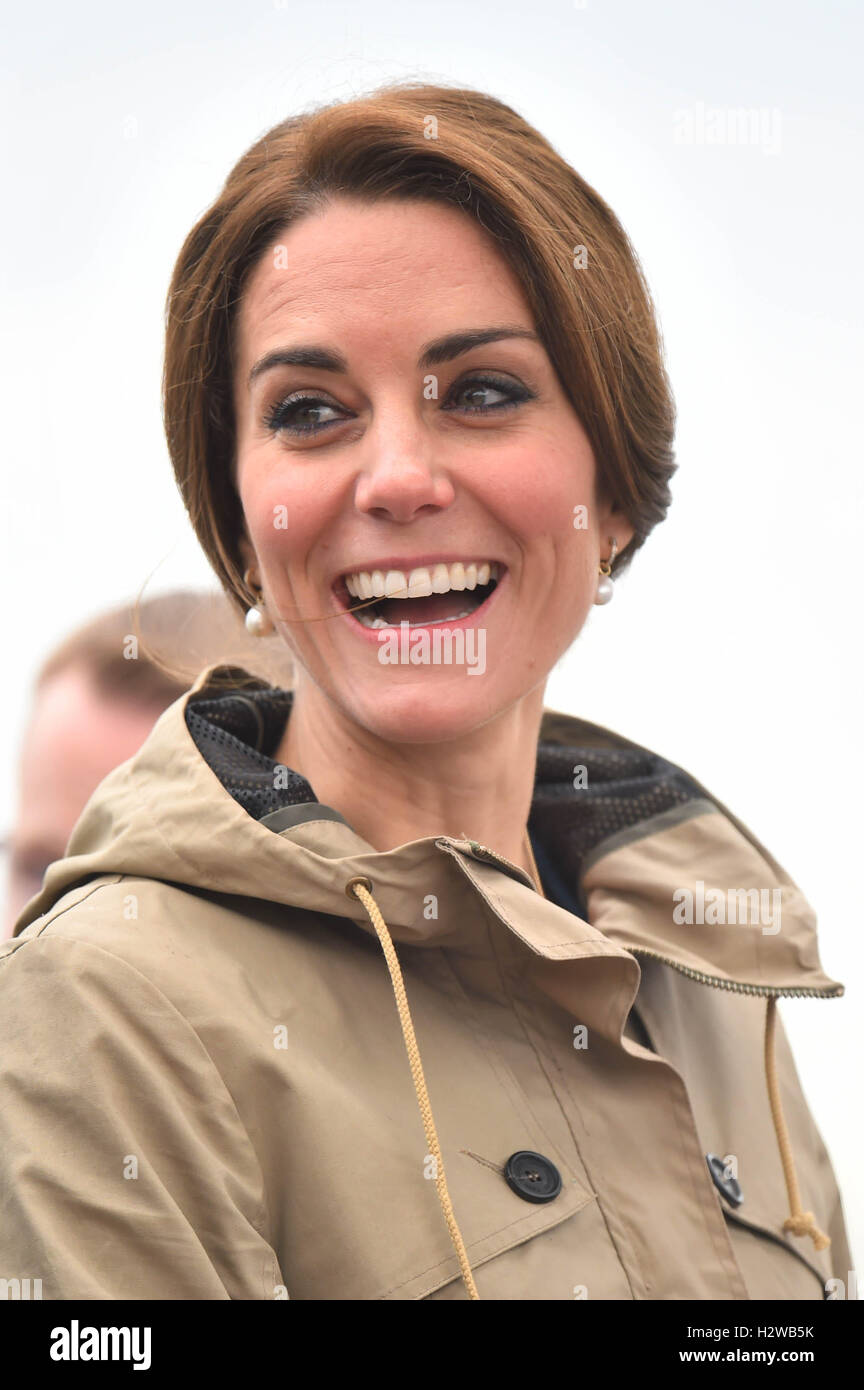 La Duchessa di Cambridge sulla Tall Ship, Pacific grazia, la prima barca a vela con i membri della vela e la vita di società di formazione, a Victoria Inner Harbour in Victoria durante il Royal Tour del Canada. Foto Stock