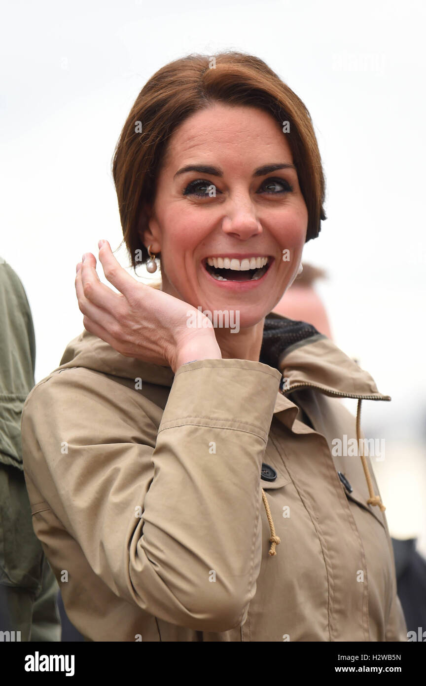 La Duchessa di Cambridge sulla Tall Ship, Pacific grazia, la prima barca a vela con i membri della vela e la vita di società di formazione, a Victoria Inner Harbour in Victoria durante il Royal Tour del Canada. Foto Stock