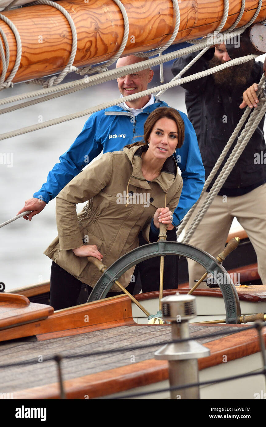 La Duchessa di Cambridge sterza il Tall Ship, Pacific grazia, con i membri della vela e la vita di società di formazione, a Victoria Inner Harbour in Victoria durante il Royal Tour del Canada. Foto Stock