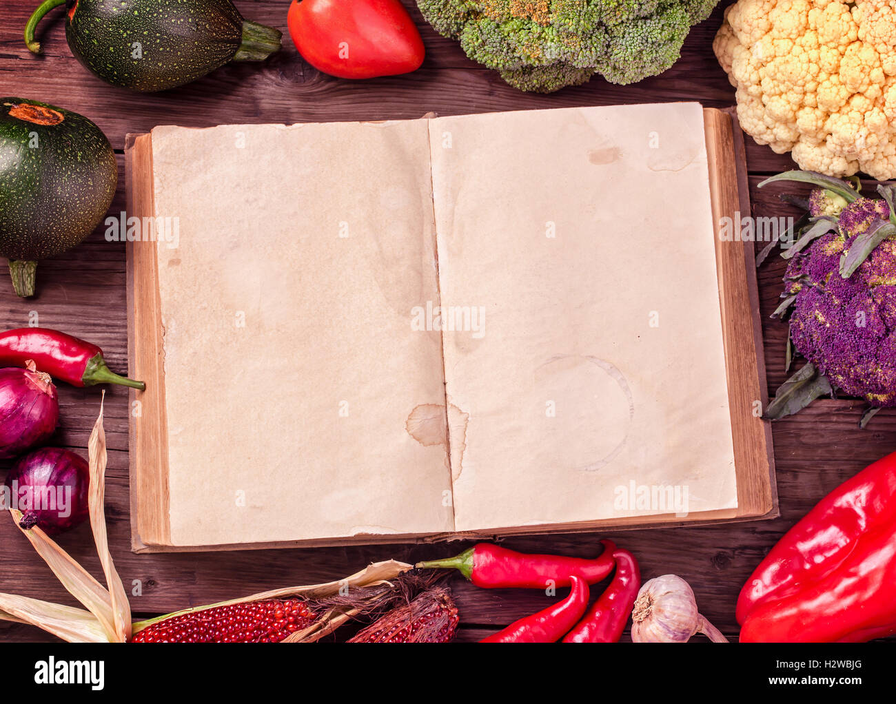 Vecchio libro e verdure intorno Foto Stock