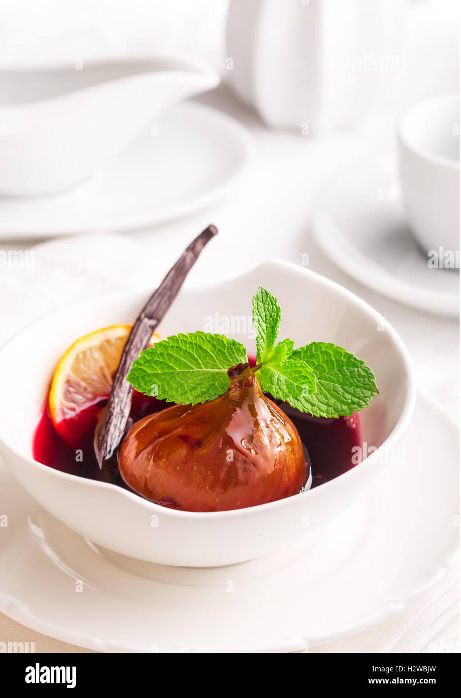 La figura affogato nel vino rosso con vaniglia e menta Foto Stock