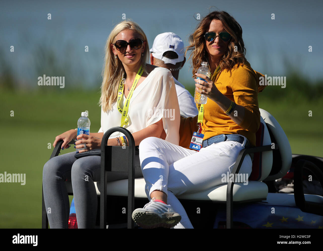 Helen piani (a destra), ragazza dell'Europa Lee Westwood, e Nicole Willett, moglie se l'Europa si Danny Willett durante il Fourballs il giorno due di la quarantunesima Ryder Cup a Hazeltine National Golf Club in Chaska, Minnesota, Stati Uniti d'America. Foto Stock