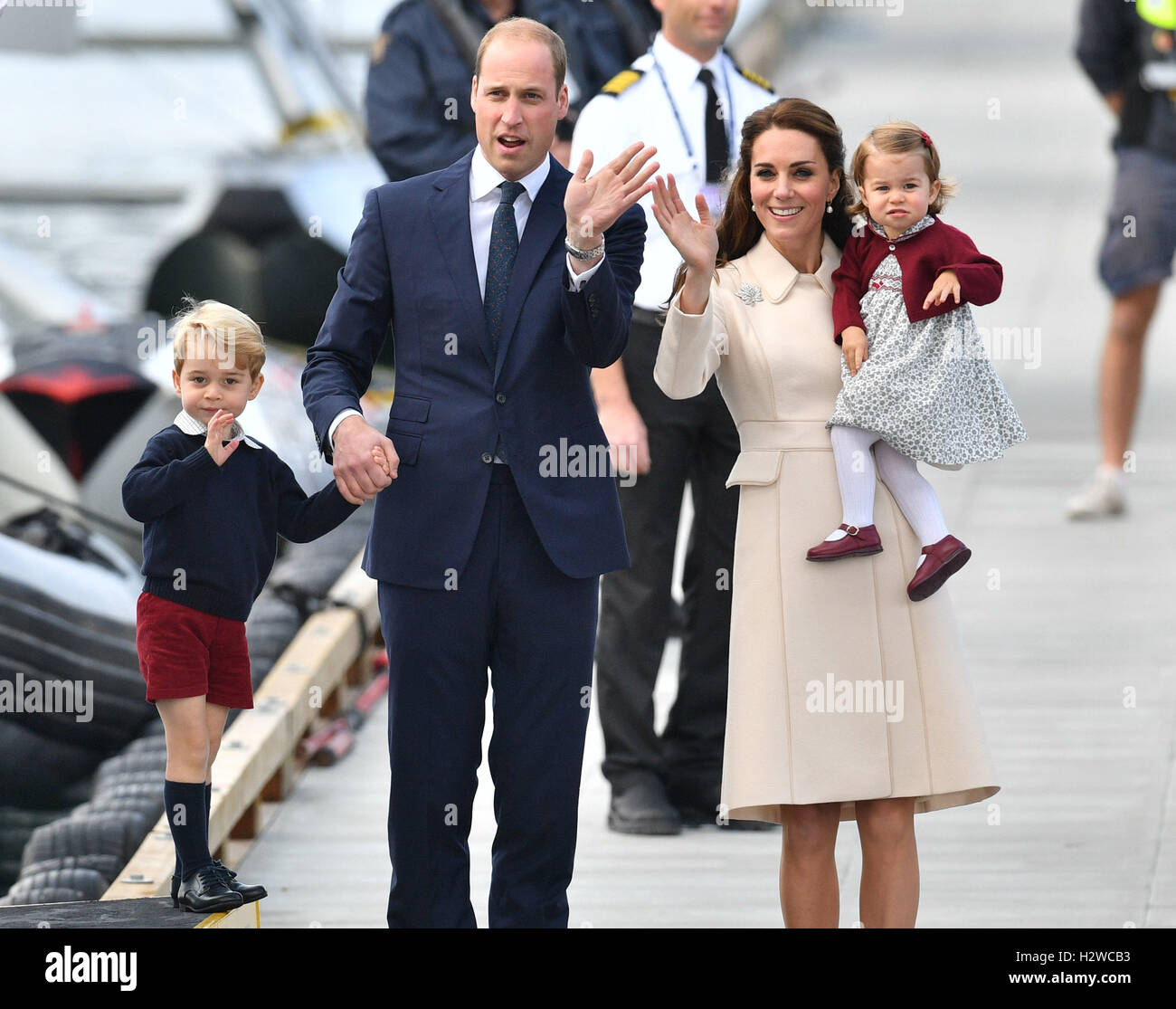 Il Duca e la Duchessa di Cambridge, Prince George e la Principessa Charlotte assistere ad una cerimonia per la loro partenza al Victoria Harbour idrovolante terminale in Victoria durante il Royal Tour del Canada. Foto Stock