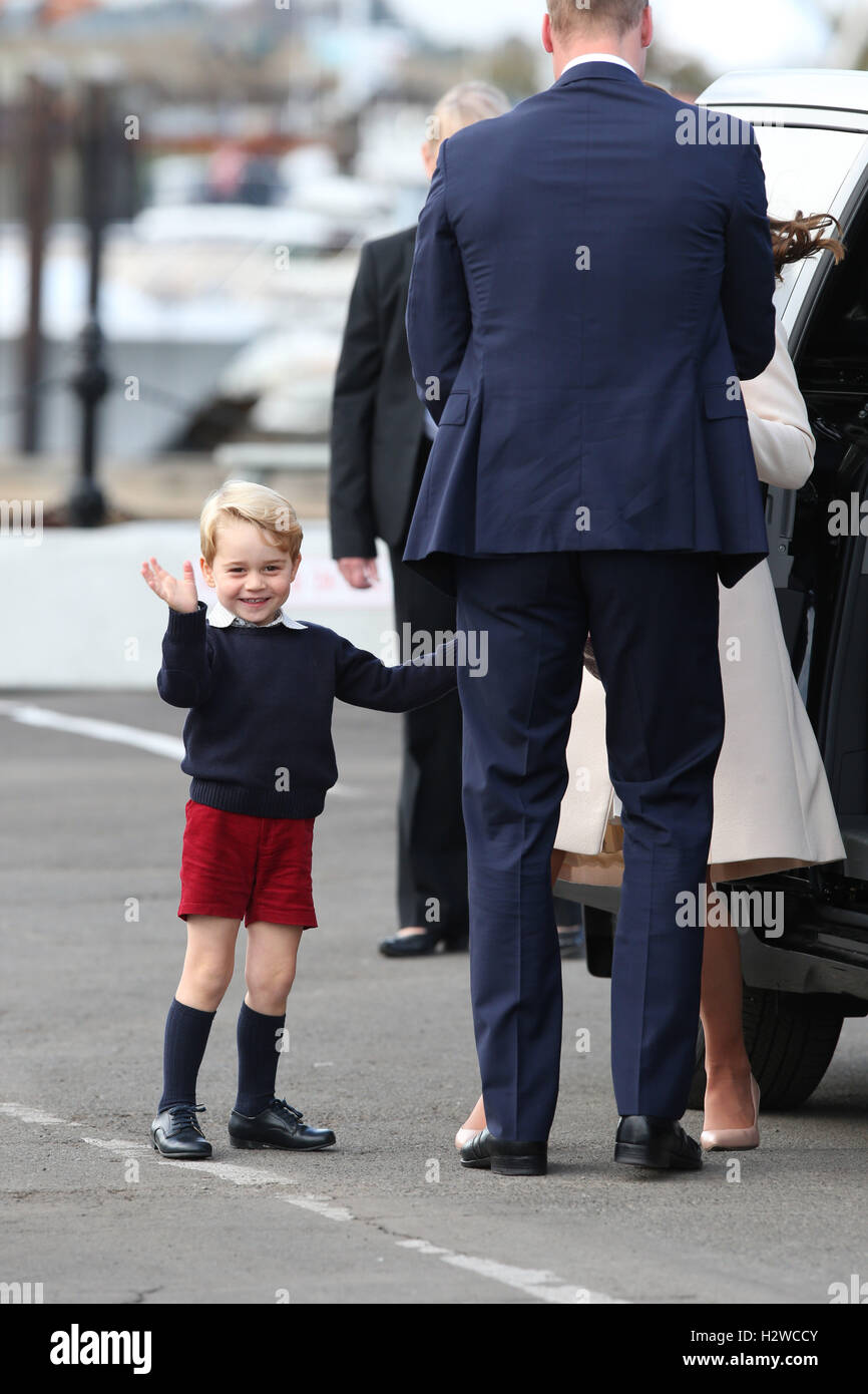 La Duchessa di Cambridge e la Principessa Charlotte assistere ad una cerimonia per la loro partenza al Victoria Harbour idrovolante terminale in Victoria durante il Royal Tour del Canada. Foto Stock