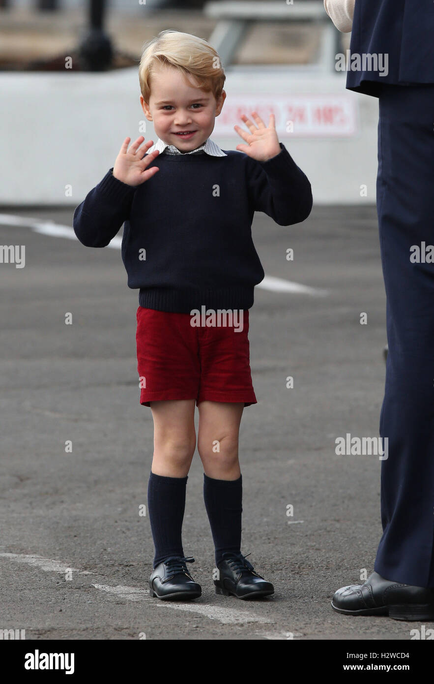 Prince George arriva con la famiglia a partecipare a una cerimonia per la loro partenza al Victoria Harbour idrovolante terminale in Victoria durante il Royal Tour del Canada. Foto Stock