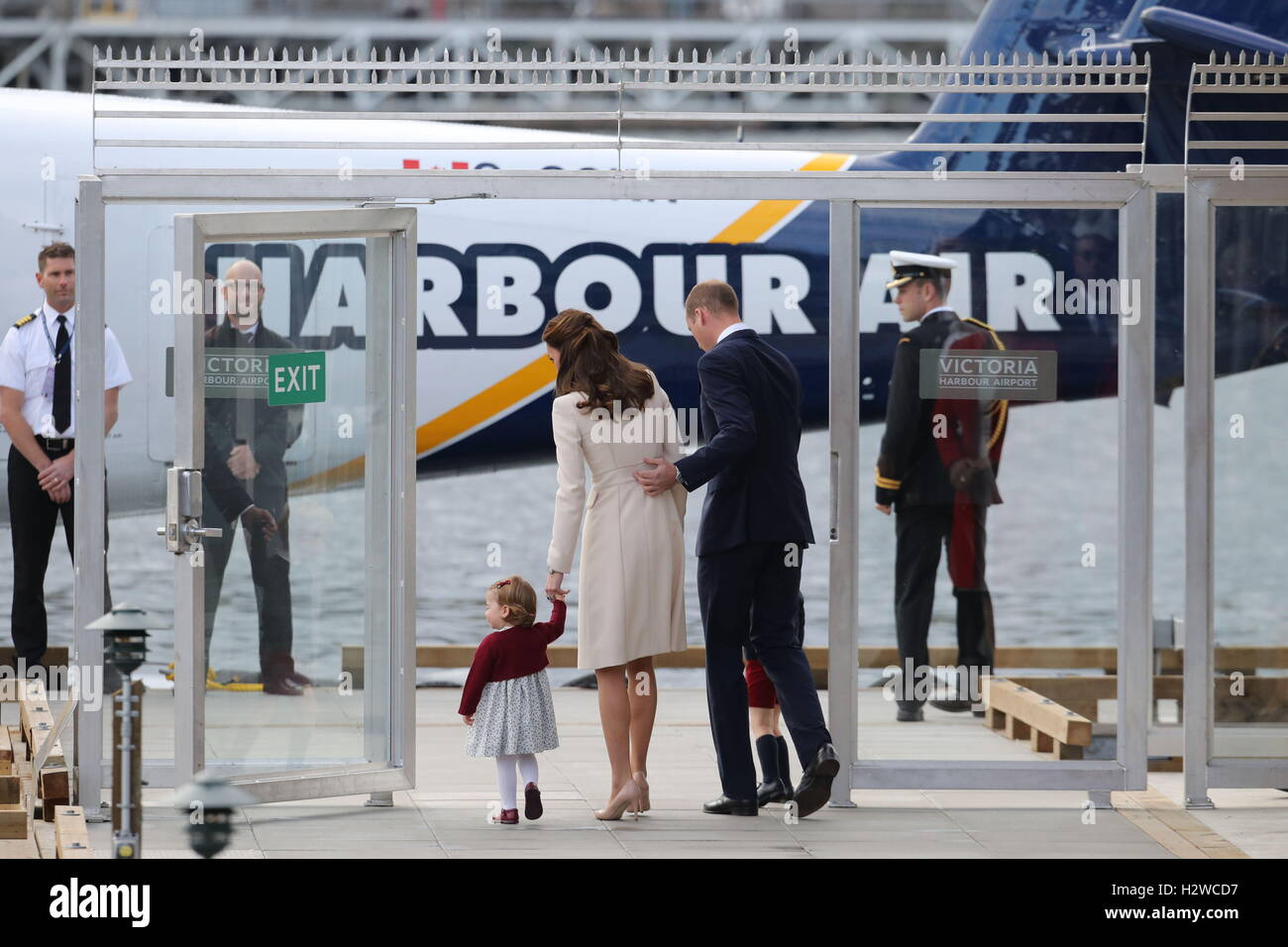 Il Duca e la Duchessa di Cambridge, Prince George e la Principessa Charlotte a bordo di un idrovolante prima di uscire a Victoria Harbour idrovolante terminale in Victoria durante il Royal Tour del Canada. Foto Stock