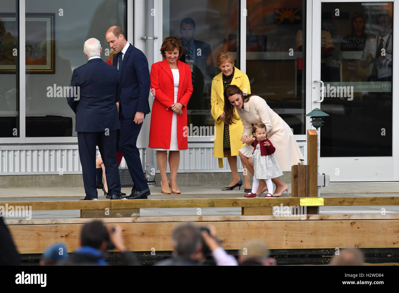 Il Duca e la Duchessa di Cambridge, Prince George e la Principessa Charlotte assistere ad una cerimonia per la loro partenza al Victoria Harbour idrovolante terminale in Victoria durante il Royal Tour del Canada. Foto Stock