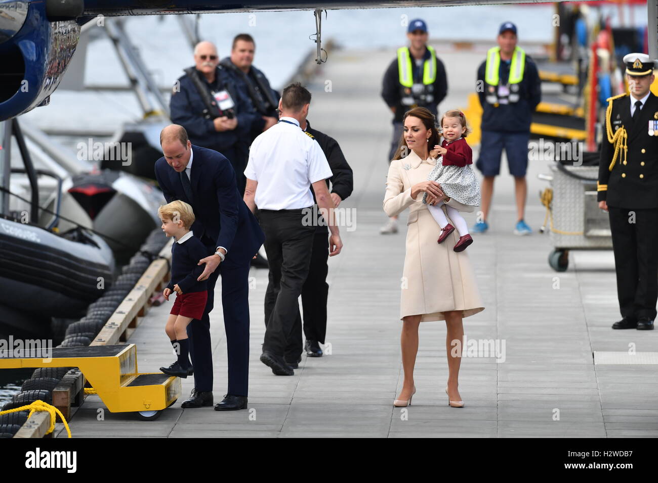 Il Duca e la Duchessa di Cambridge, Prince George e la Principessa Charlotte assistere ad una cerimonia per la loro partenza al Victoria Harbour idrovolante terminale in Victoria durante il Royal Tour del Canada. Foto Stock