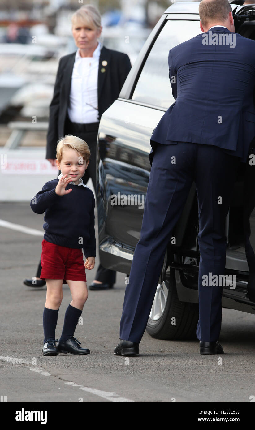 Prince George arriva con la famiglia a partecipare a una cerimonia per la loro partenza al Victoria Harbour idrovolante terminale in Victoria durante il Royal Tour del Canada. Foto Stock